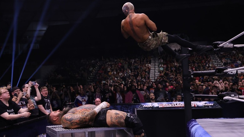 Darby Allin realiza un Coffin Drop desde la cuerda superior hacia el exterior, donde Brody King yace en los escalones de acero en AEW WrestleDream.