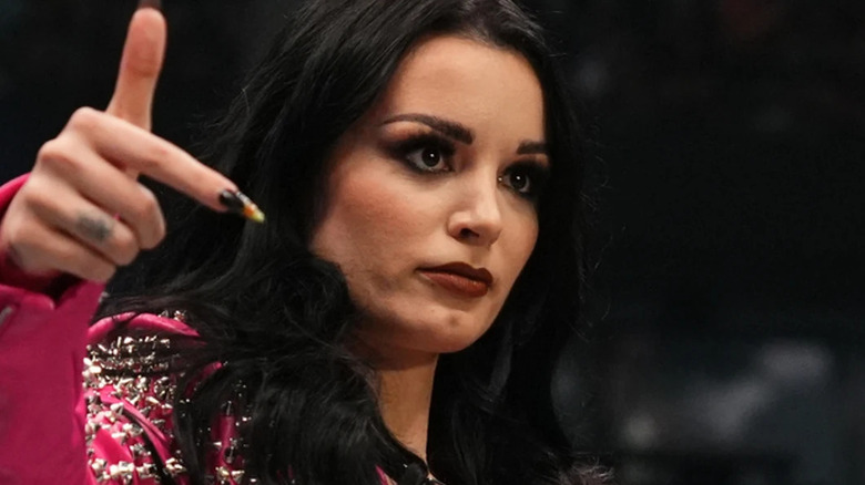 Saraya pointing during her debut