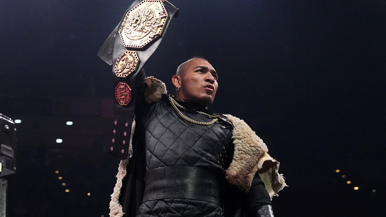 El Hijo del Vikingo holding up title belt