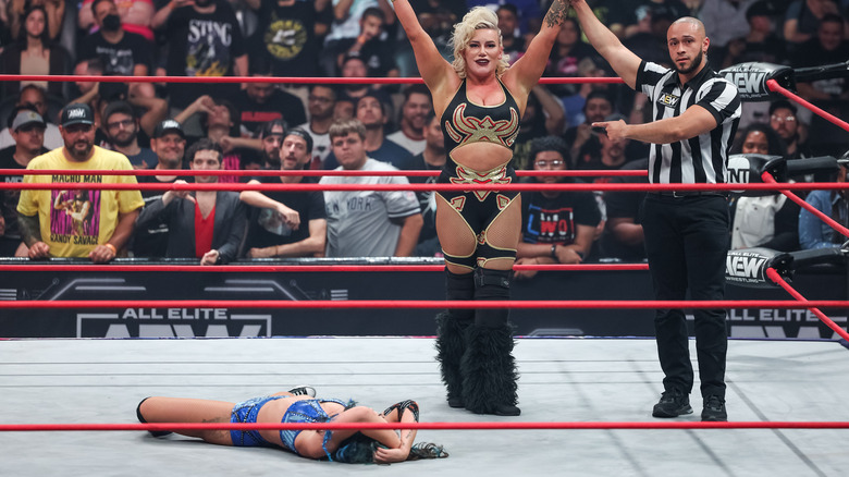 Taya Valkyrie stands tall over Skye Blue