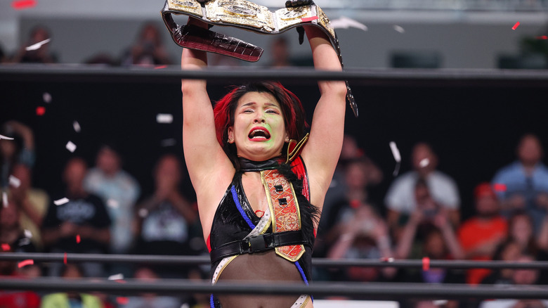 Hikaru Shida holds up women's title