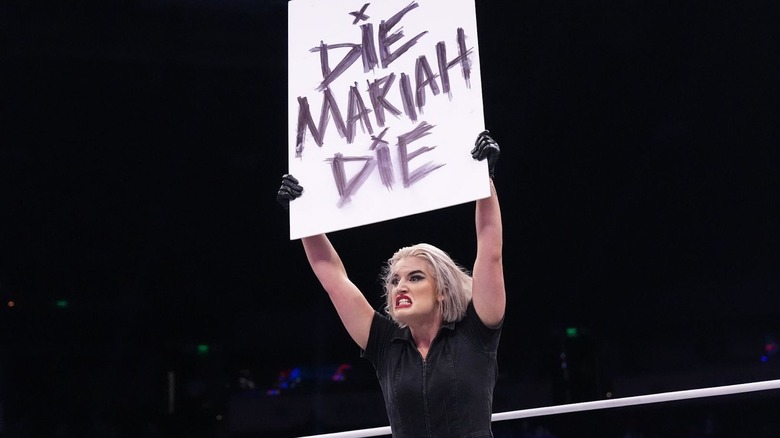 Toni Storm holding up "Die Mariah Die" sign