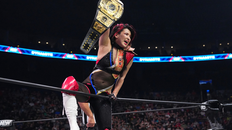 Hikaru Shida holding up her title