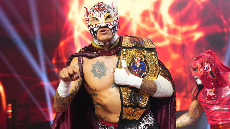 Fenix pointing with International title