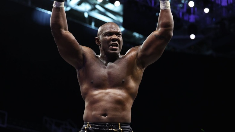 Shelton Benjamin raising his arms