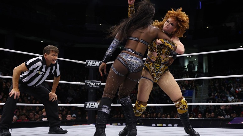 Jamie Hayter hits Queen Aminata with clothesline in front of the ref on "AEW Dynamite."