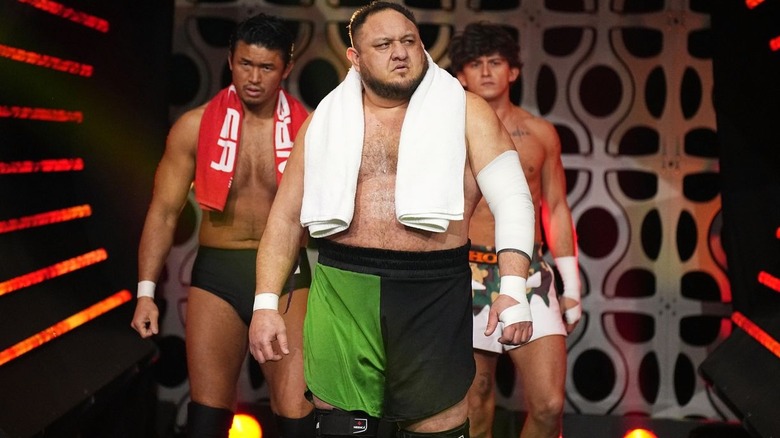 Samoa Joe enters "AEW Dynamite" with Katsuyori Shibata and HOOK