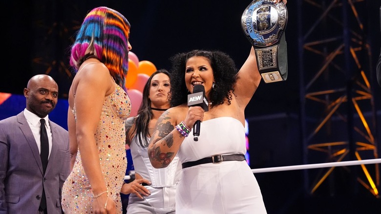 Willow Nightingale holds up her title before Mercedes Mone