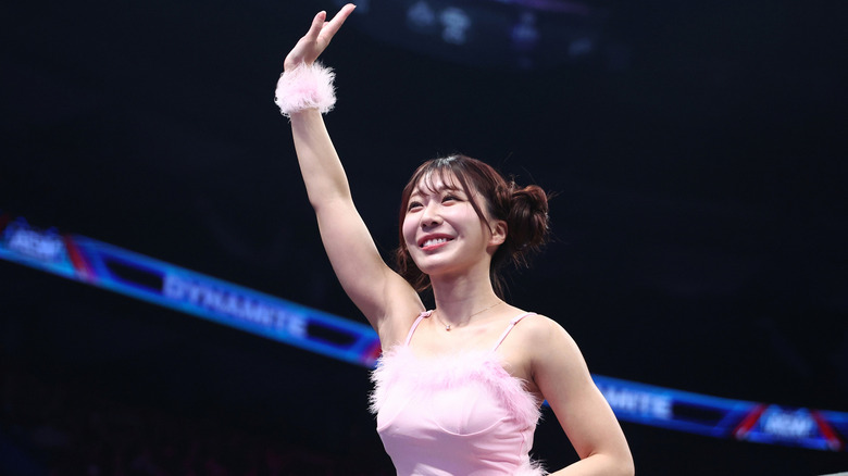 Riho waves to the fans 