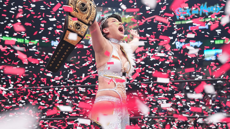 Hikaru Shida holds up her title in shower of confetti