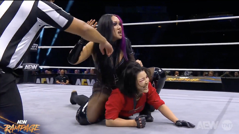 Van wearing down Shida with a submission