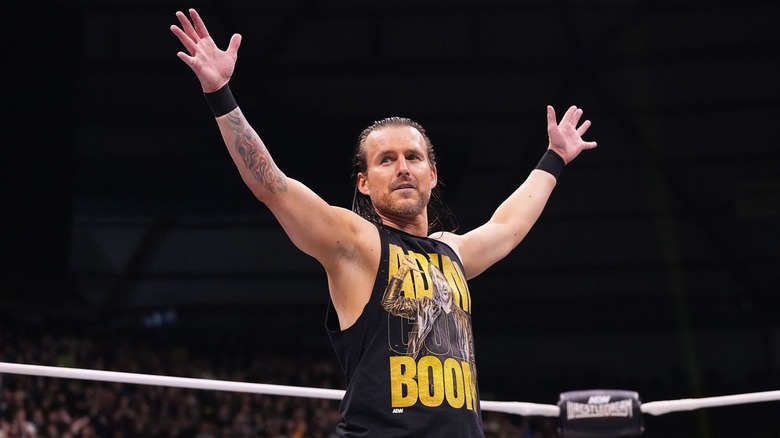 Adam Cole posa