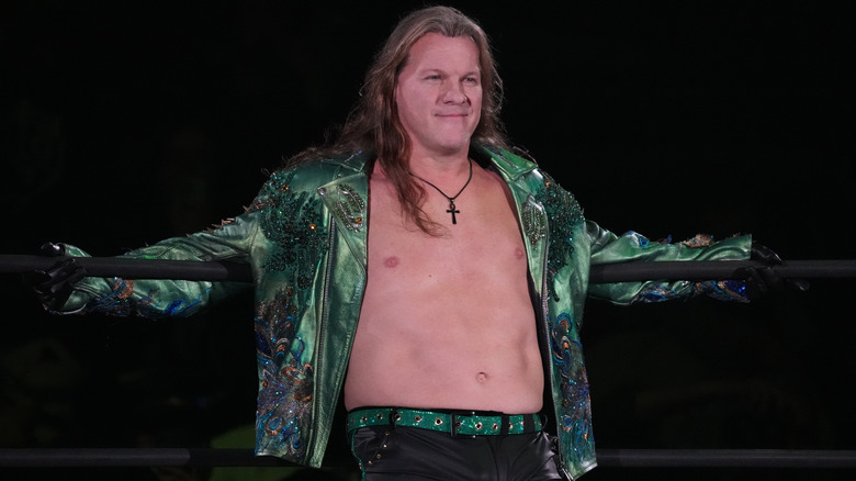 Chris Jericho apoyado contra las cuerdas del ring