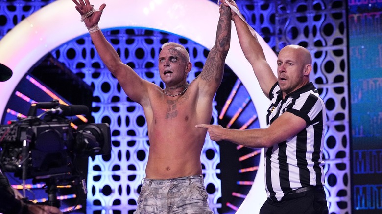 Darby Allin con la mano levantada en señal de victoria