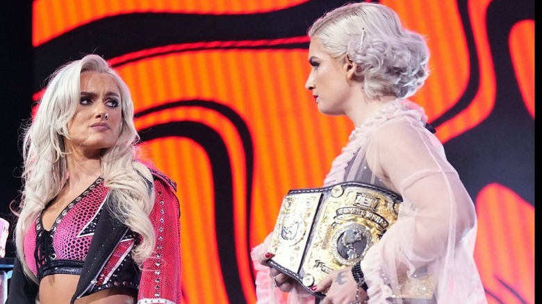 Mariah May mira a Toni Storm antes de traicionarla