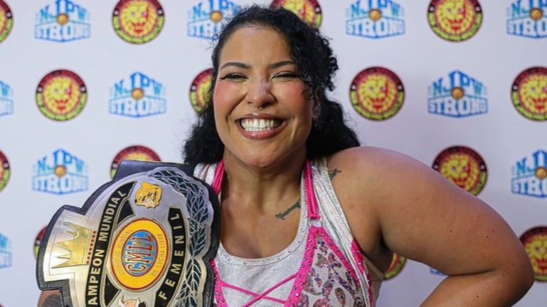 Willow Nightingale smiles on after winning the CMLL World Women's Championship