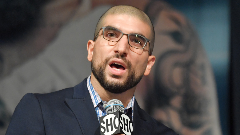 Ariel Helwani talking into a microphone