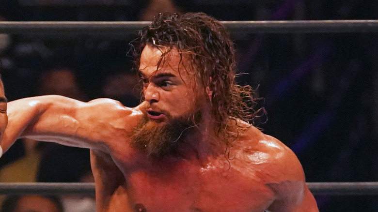 Juice Robinson throwing a jab