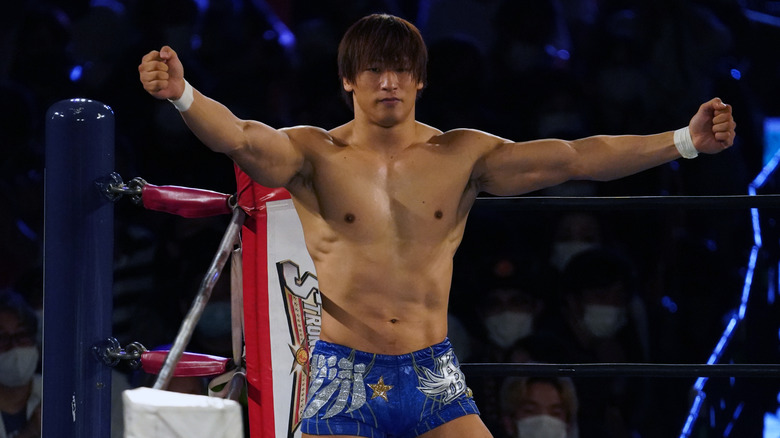 Kota Ibushi poses before his match