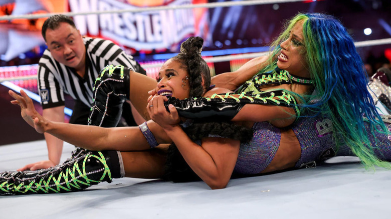 Bianca Belair wrestling Sasha Banks