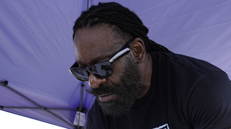 Booker T signing autographs