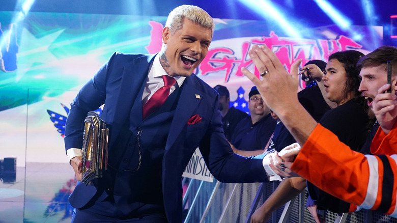 Cody Rhodes saludando a los fans