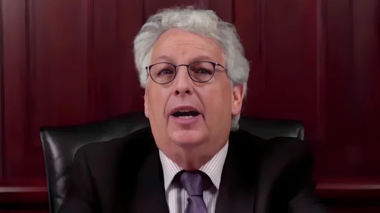 Joe Koff habla desde un elegante sillón.