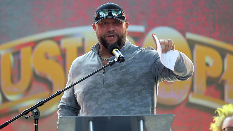 Bully Ray talking into a microphone at an event