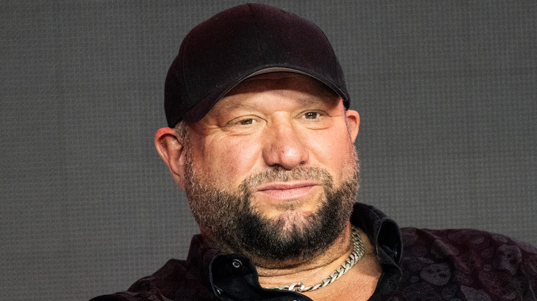 Bully Ray está sentado