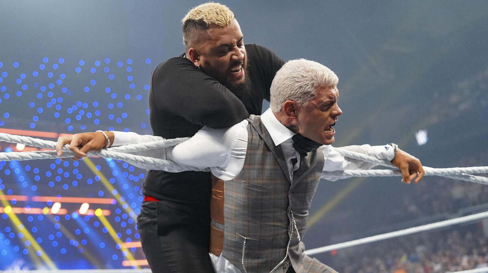 Cody Rhodes en Kevin Owens worden vernietigd op WWE SmackDown terwijl Bloodline blijft domineren