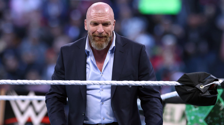 Triple H sonríe hacia abajo