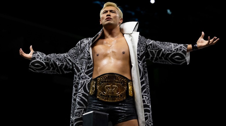 El campeón continental de AEW Kazuchika Okada posando