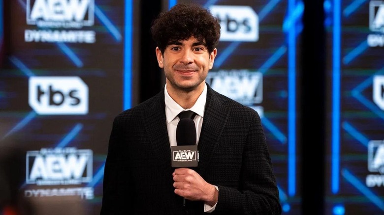 El director ejecutivo de AEW, Tony Khan, sonriendo