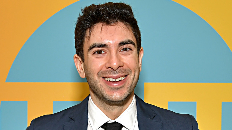 El director ejecutivo de AEW, Tony Khan, sonriendo