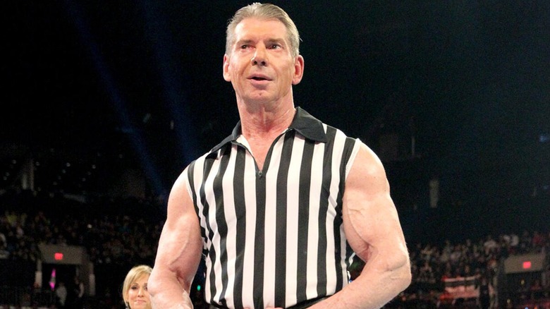 Vince McMahon con traje de árbitro