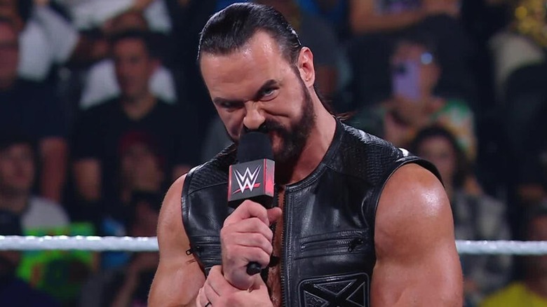 Drew McIntyre sosteniendo un micrófono