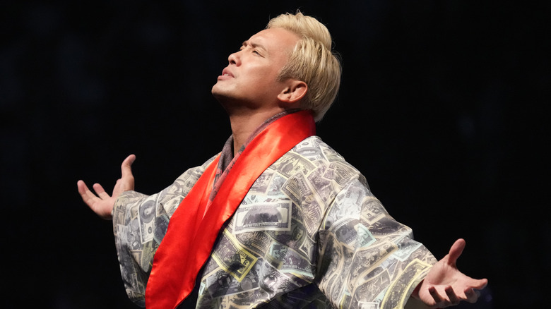 Kazuchika Okada poses for the people