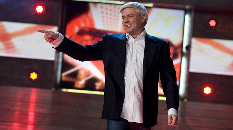 Eric Bischoff pointing to the crowd