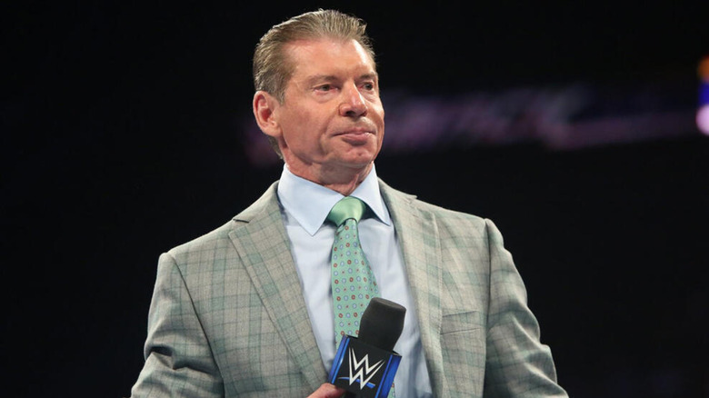 Vince McMahon mirando hacia otro lado