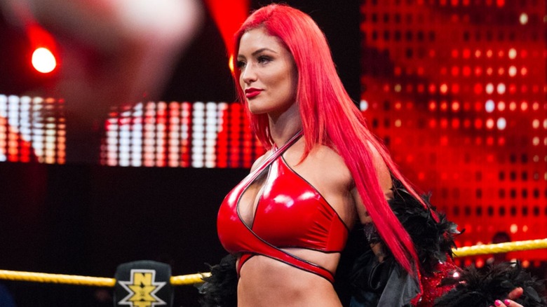 Eva Marie se encuentra en el ring en 