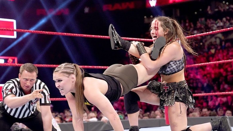 Sarah Logan locks Submission on Ronda Rousey