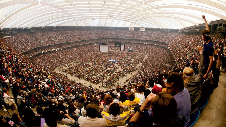 Fans pack WrestleMania III