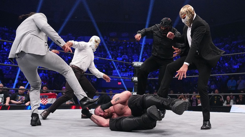 CMLL wrestlers beat up Jon Moxley