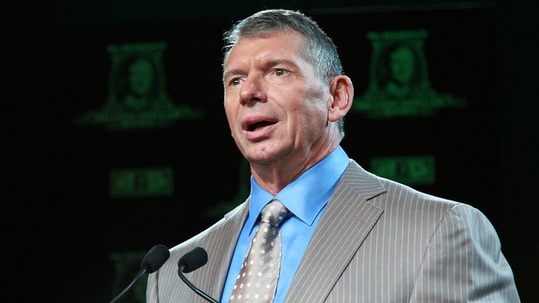 Vince McMahon tersenyum