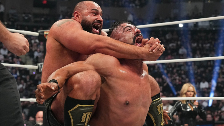 Miro with Andrade El Idolo in a submission hold