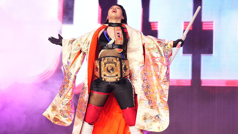 Hikaru Shida poses with title belt