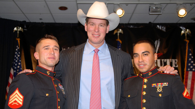 JBL posa con sus compañeros soldados durante la gira Tribute to the Troops