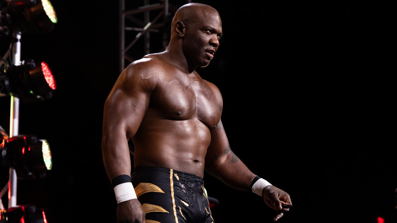 Shelton Benjamin heading down the ramp on AEW Dynamite