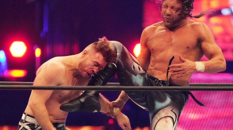Kenny Omega knees Will Ospreay