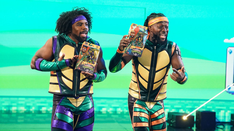 Xavier Woods y Kofi Kingston de The New Day suben al ring durante Monday Night RAW en el CFG Bank Arena el 5 de agosto de 2024 en Baltimore, Maryland.